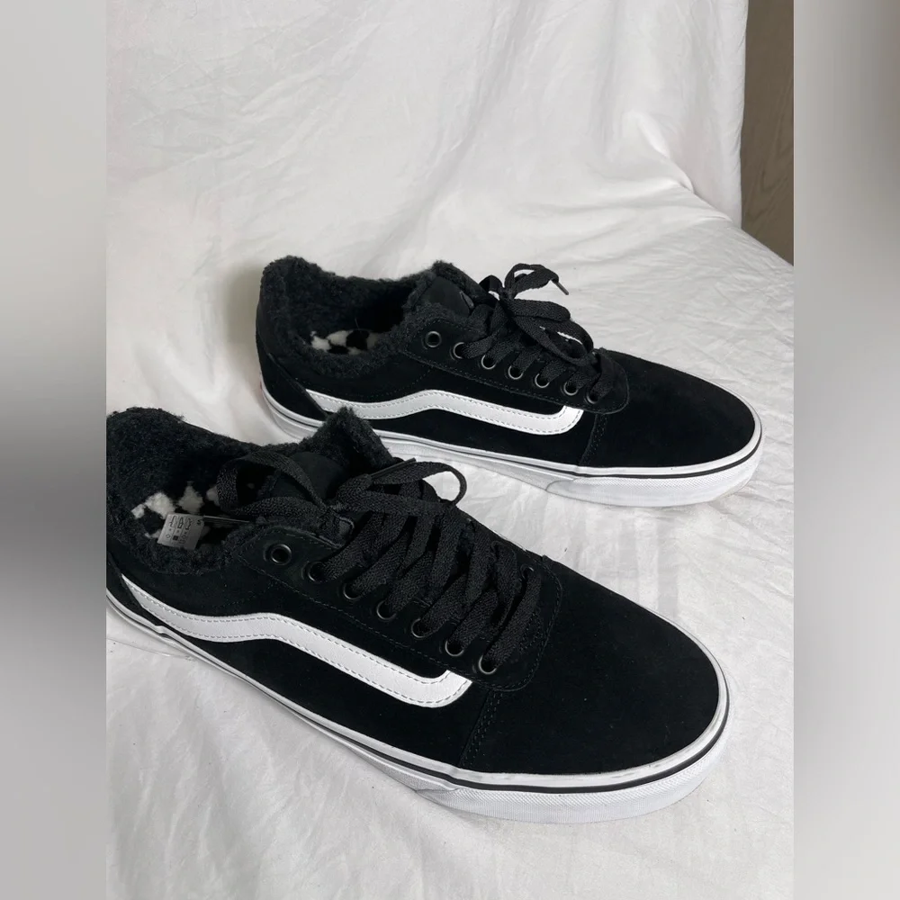 New size 12 black and white men’s sneakers shoes‎ with inner sherpa lining